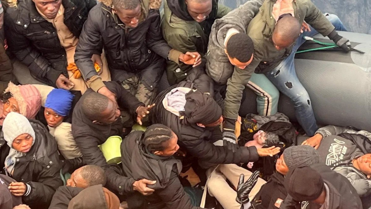 afrikadan kanarya adasina giden gocmen botunda dogum yapti 0 TykmAIRG