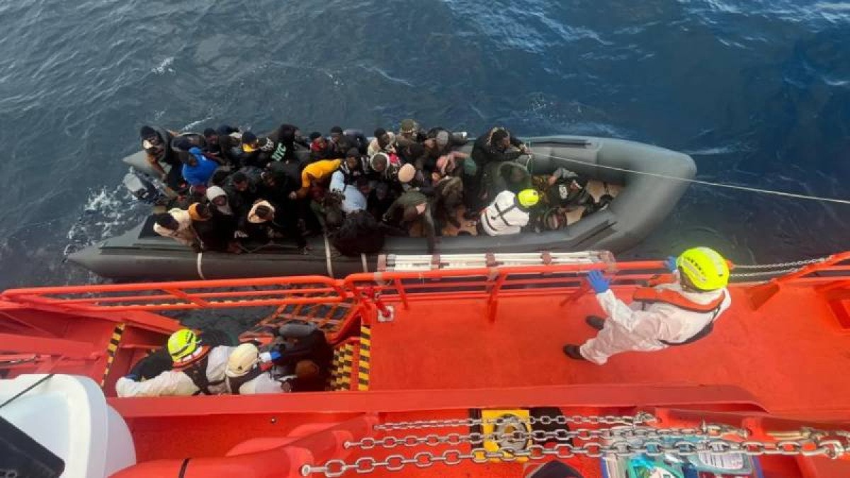 afrikadan kanarya adasina giden gocmen botunda dogum yapti 1 EKarAtgp