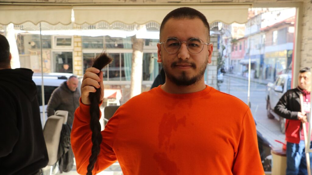 Amasya'da 7,5 yıldır uzattığı saçlarını kanser hastalarına bağışladı 6 amasyada 75 yildir uzattigi saclarini kanser hastalarina bagisladi B5Z8aBXH