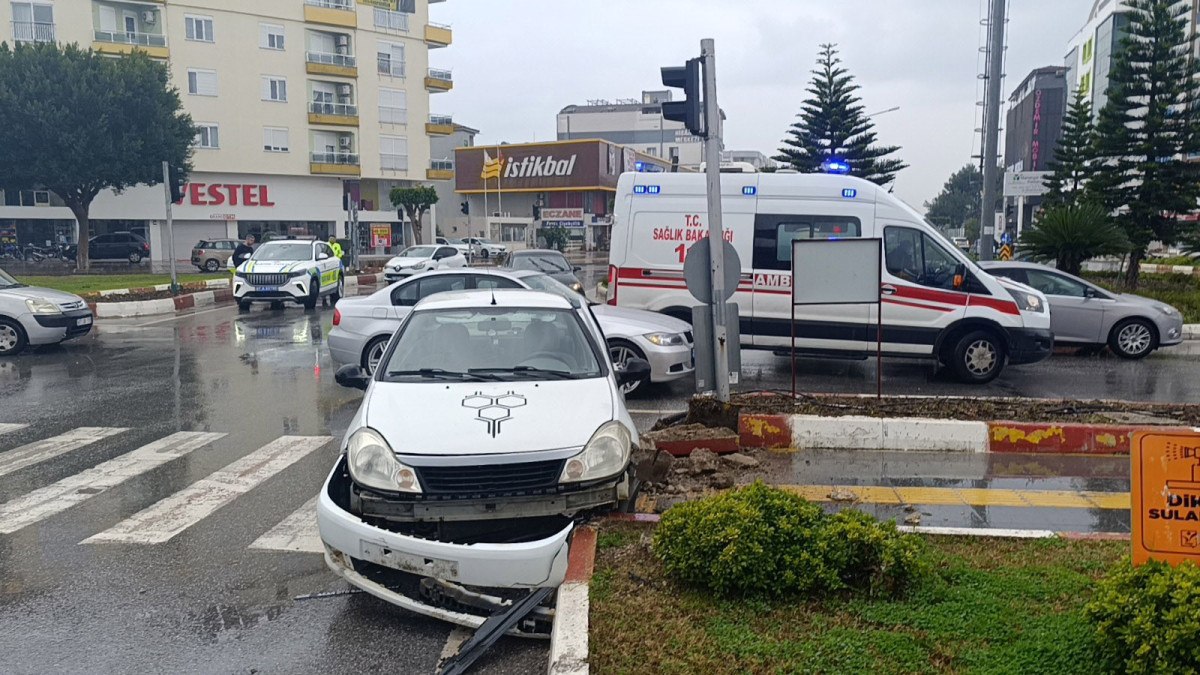 antalyada kavsakta iki otomobil carpisti 3 yarali 0 FgyFeZGG