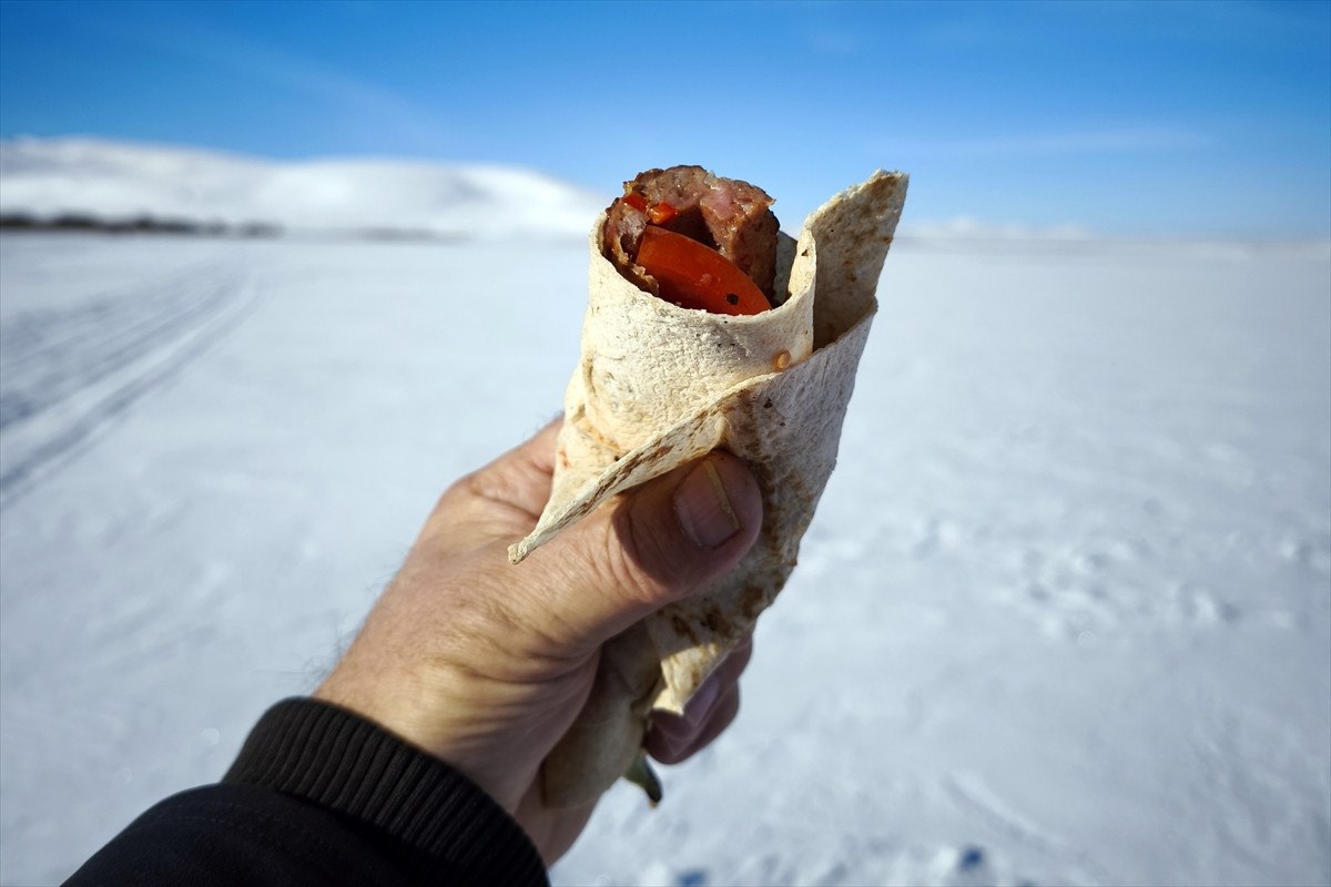 ardahanda cildir golu uzerinde mangal yakip kebap yapildi 1 Dd5qqa8E