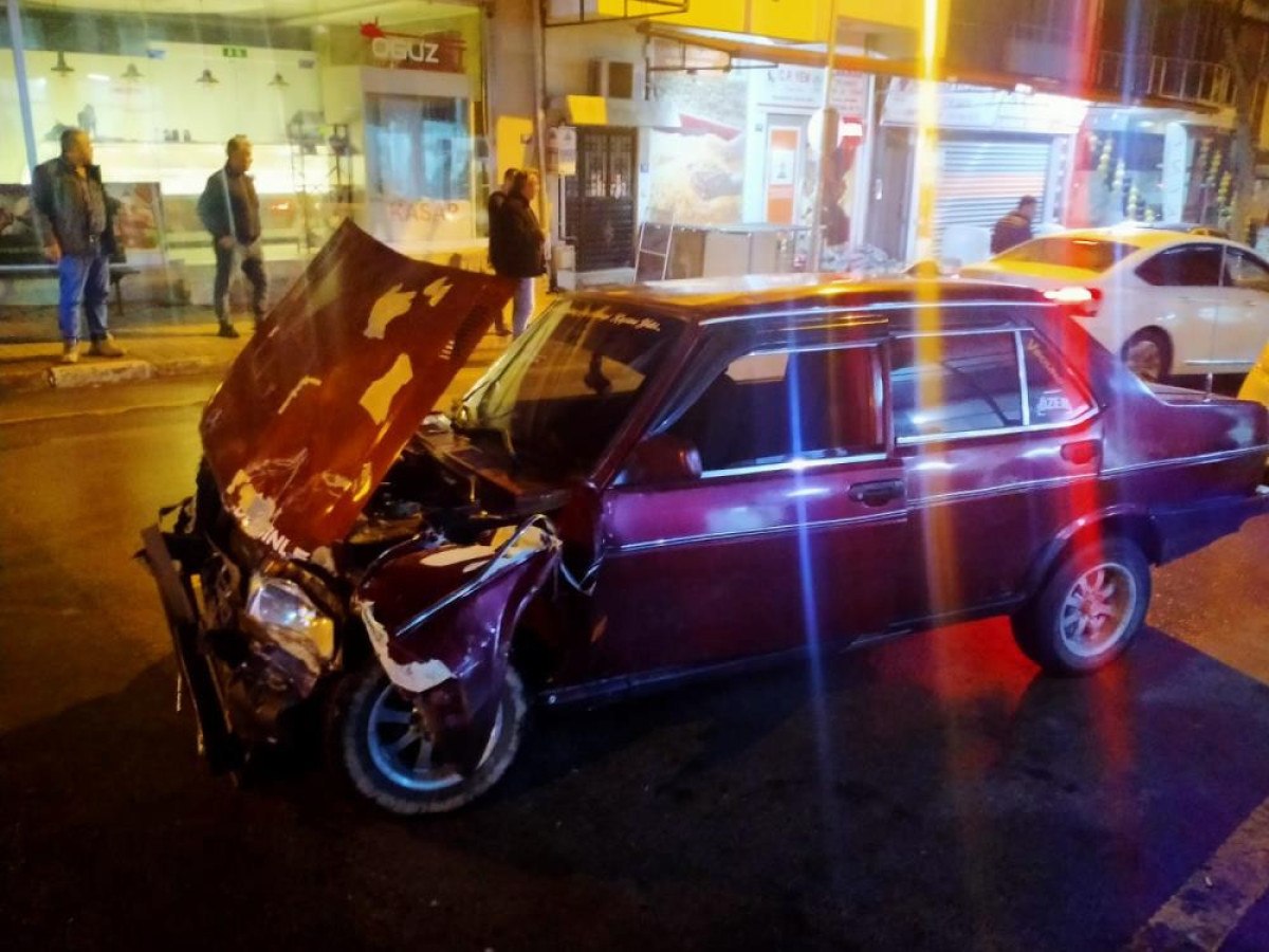 aydinda kamyonetle carpisan otomobil kullanilamaz hale geldi 1 8UzTB9Os