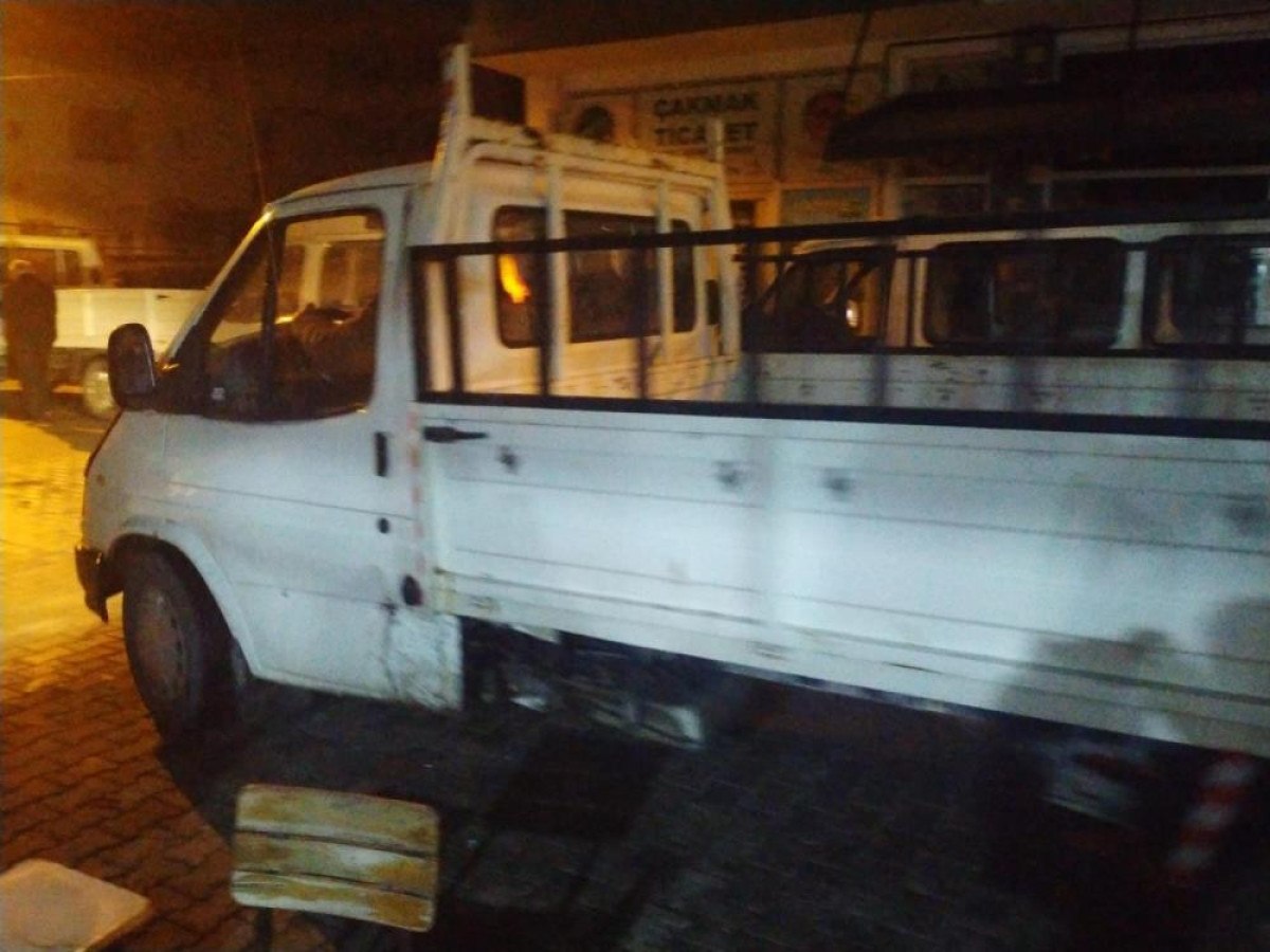 aydinda kamyonetle carpisan otomobil kullanilamaz hale geldi 2