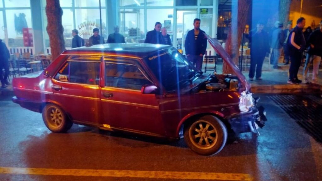 Aydın'da kamyonetle çarpışan otomobil kullanılamaz hale geldi 7 aydinda kamyonetle carpisan otomobil kullanilamaz hale geldi v5DkCZbQ