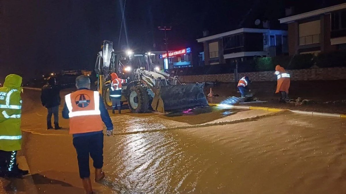 balikesir canakkale kara yolunda sel kismen ulasima kapandi 0 1m2mC7le