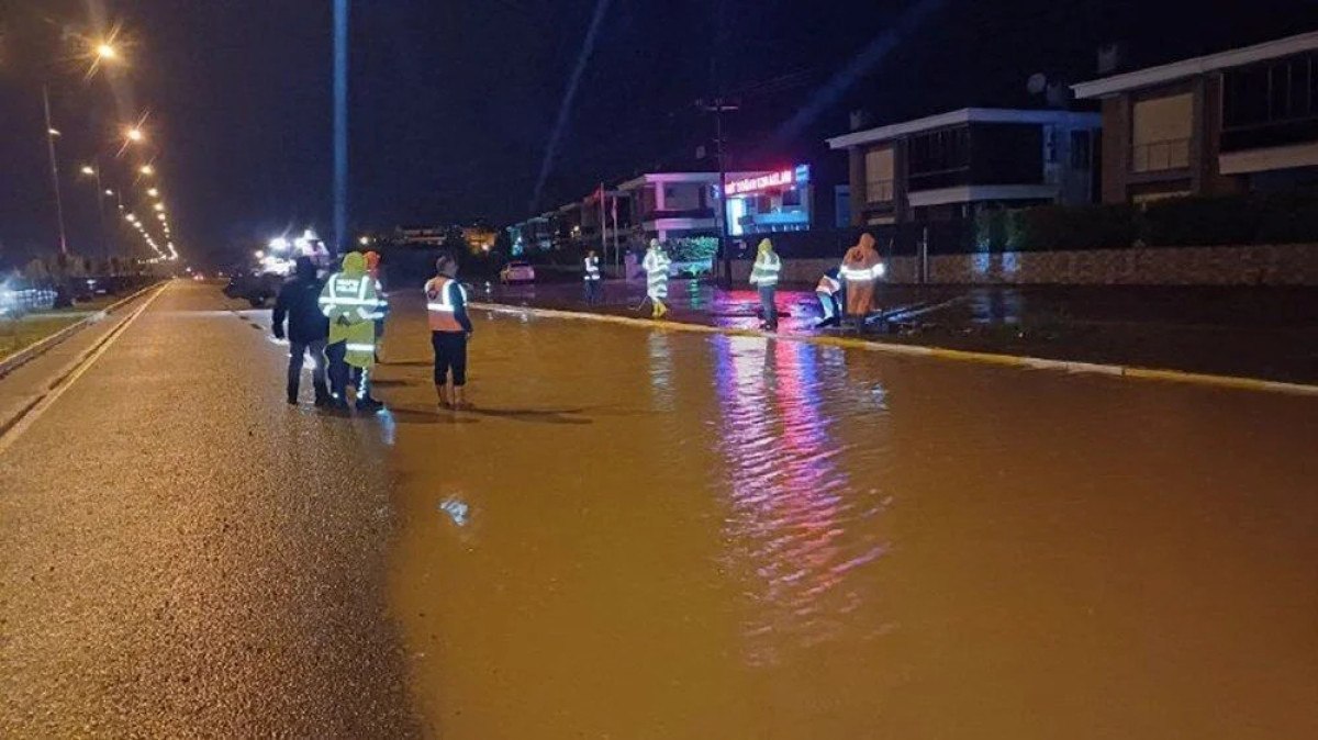 balikesir canakkale kara yolunda sel kismen ulasima kapandi 1 zwGQrzQ1