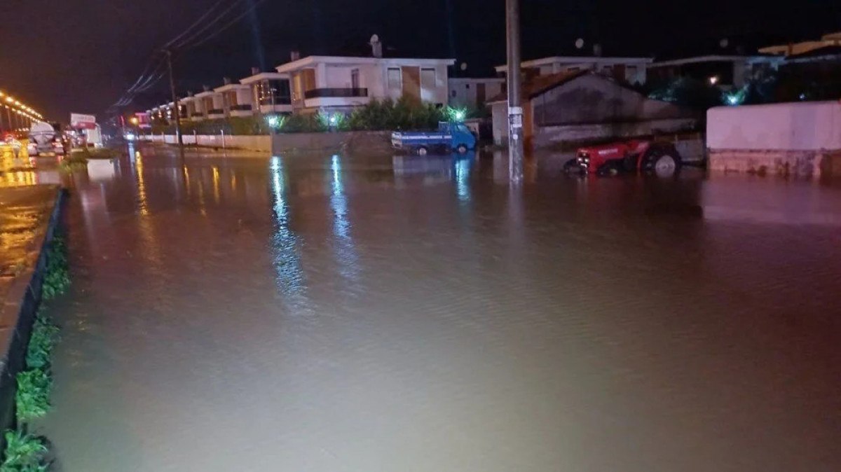 balikesir canakkale kara yolunda sel kismen ulasima kapandi 2