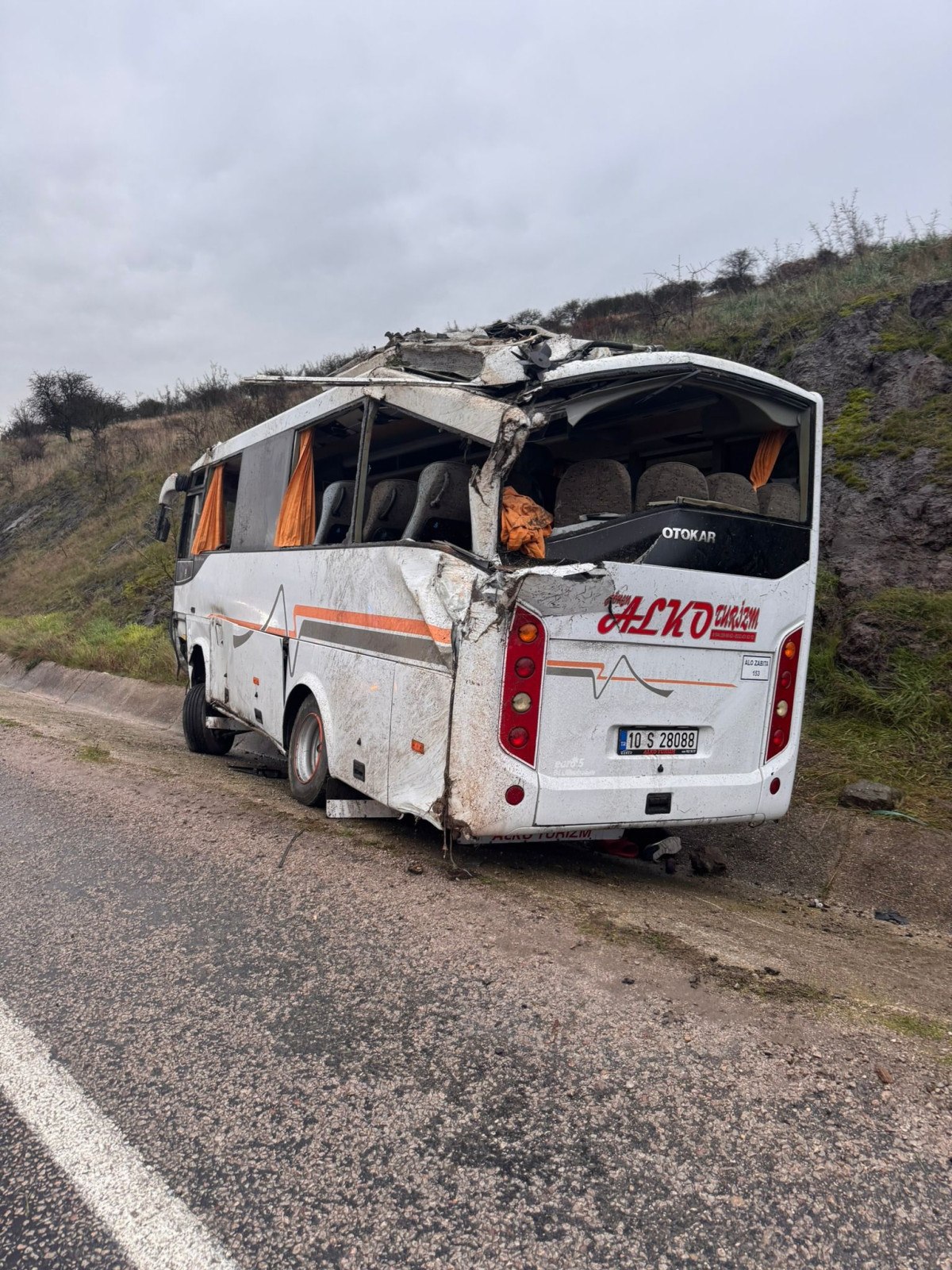 balikesirde isci midibusu kaza yapti 1 SiSgFD5h