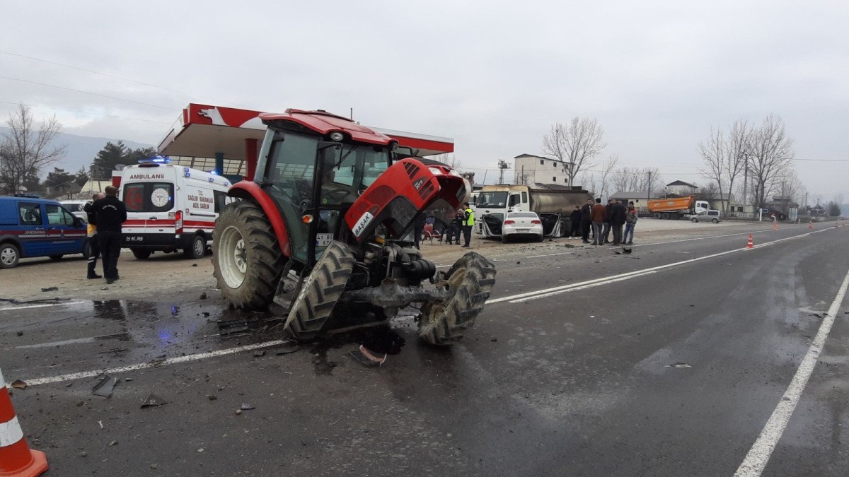 boluda traktorle otomobilin carpistigi kaza kameraya yansidi 0 G8VBhy6n