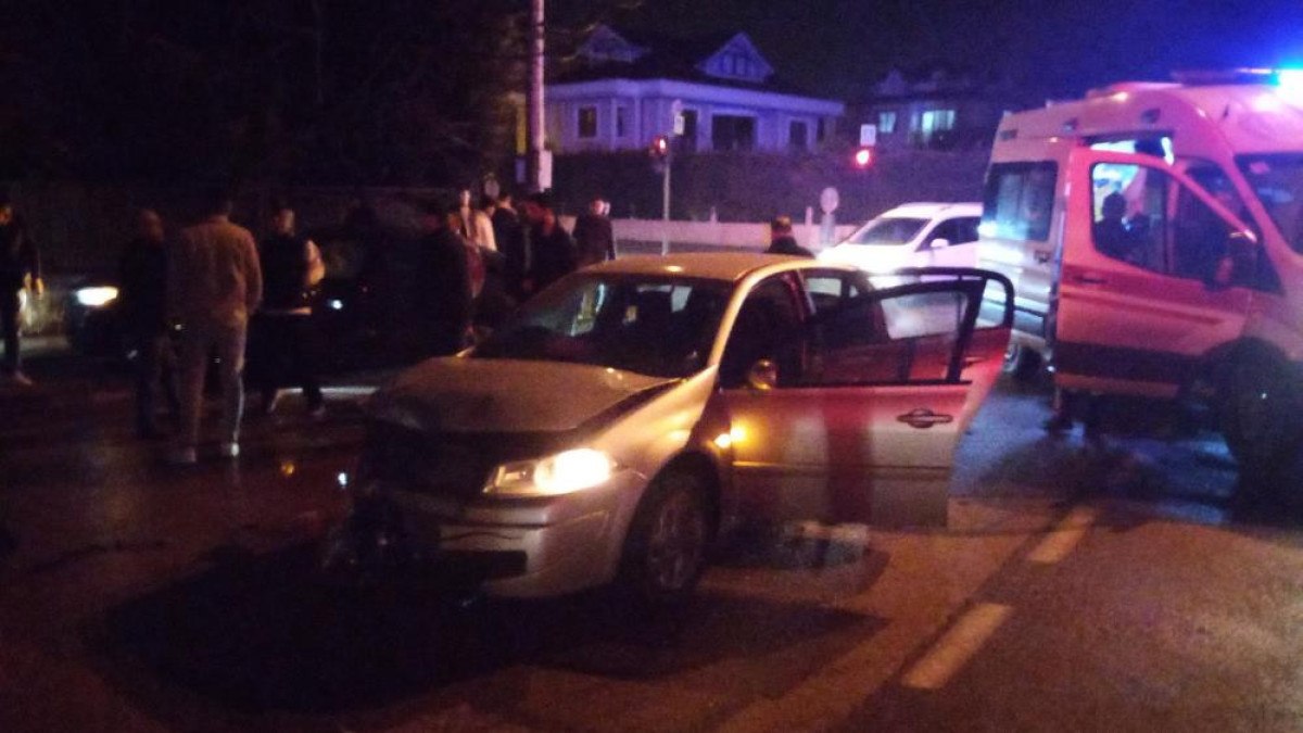 bursada ambulansa yol vermek isteyen 2 arac carpisti 4 kisi yaralandi 1 SDksXwPU