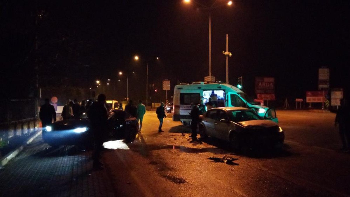bursada ambulansa yol vermek isteyen 2 arac carpisti 4 kisi yaralandi 2 BTT3hFb8