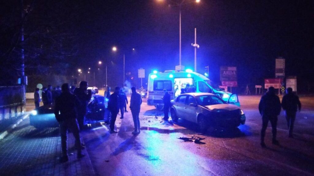 bursada ambulansa yol vermek isteyen 2 arac carpisti 4 kisi yaralandi hxd8SKMe