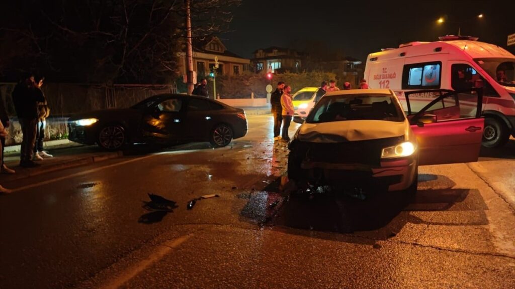 Bursa'da otomobiller çarpıştı: 4 kişi yaralandı 4 bursada otomobiller carpisti 4 kisi yaralandi Yf9rxN9A
