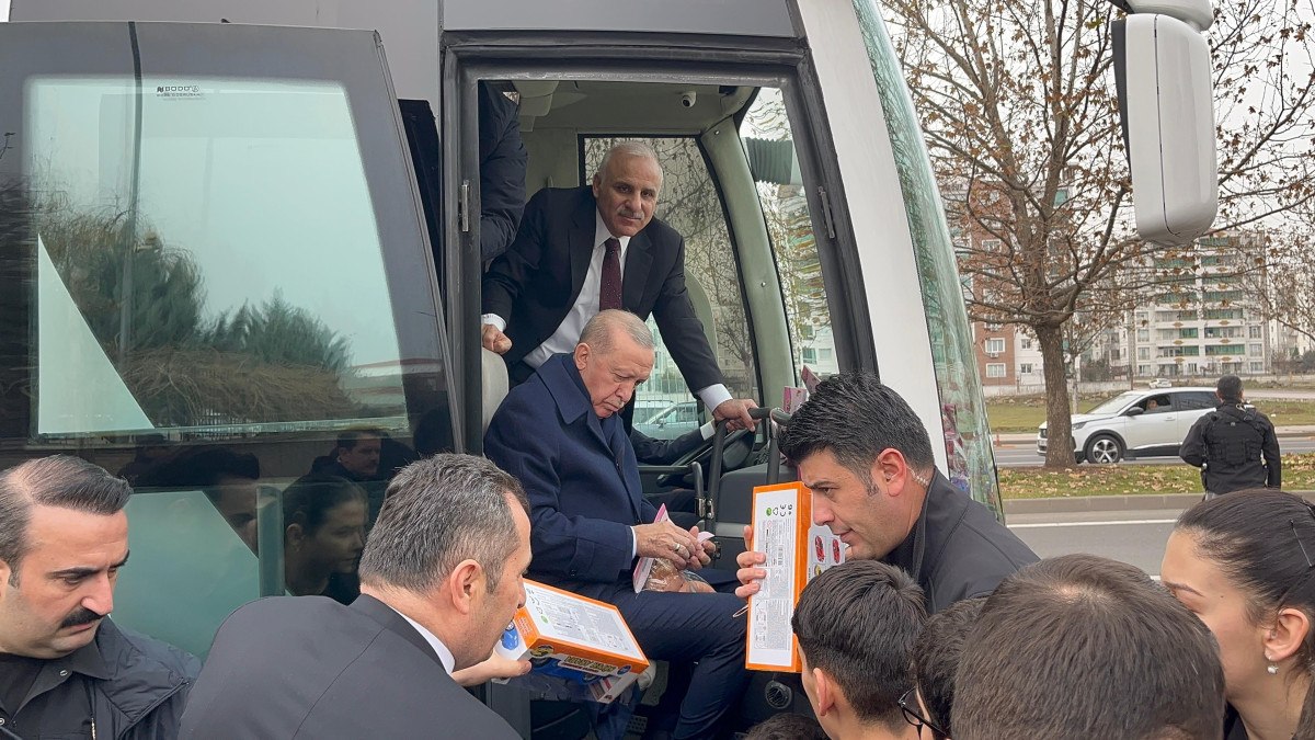 cumhurbaskani erdogan diyarbakirda cocuklara oyuncak dagitti 1 Q9PHYWOq
