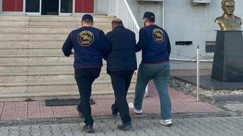 Diyarbakır'da 21 yıldır aranan zanlı yakayı ele verdi 9 diyarbakirda 21 yildir aranan zanli yakayi ele verdi N1OfGr9M