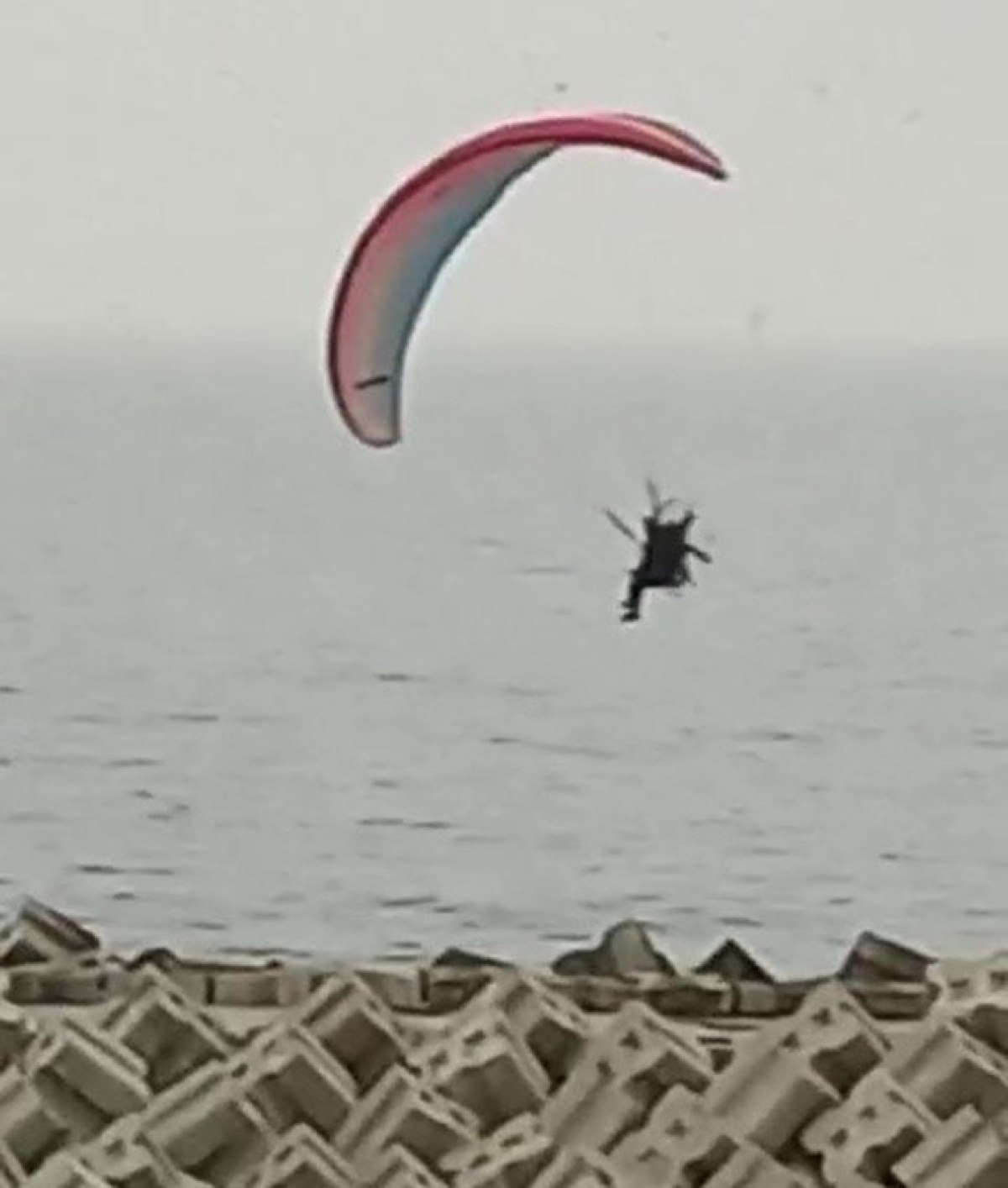 duzcede dalgakiranin uzerine dusen paramotorun pilotu yaralandi 0 RH5MpRDH