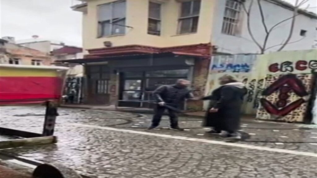 Fatih'te 'tezgah' kavgasında kan aktı! 1 kişi hayatını kaybetti 3 fatihte tezgah kavgasinda kan akti 1 kisi hayatini kaybetti z9hEIgK2
