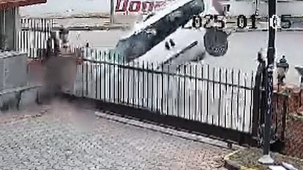 Gaziantep'te kullandığı araçla fabrikanın duvarına çarpan genç öldü 10 gaziantepte kullandigi aracla fabrikanin duvarina carpan genc oldu cP7Lxatm