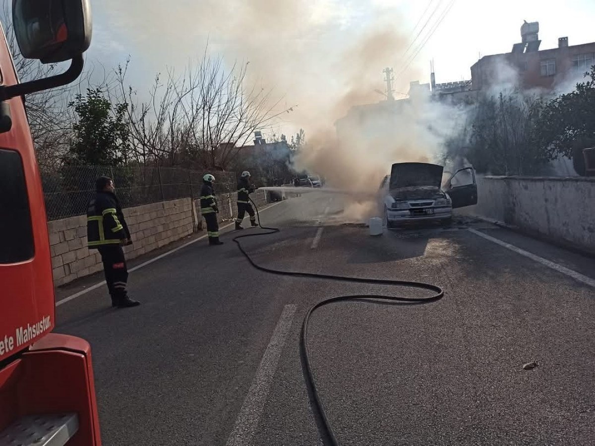 hatayda seyir halindeki otomobilden alevler yukseldi 0 URgIZfIB