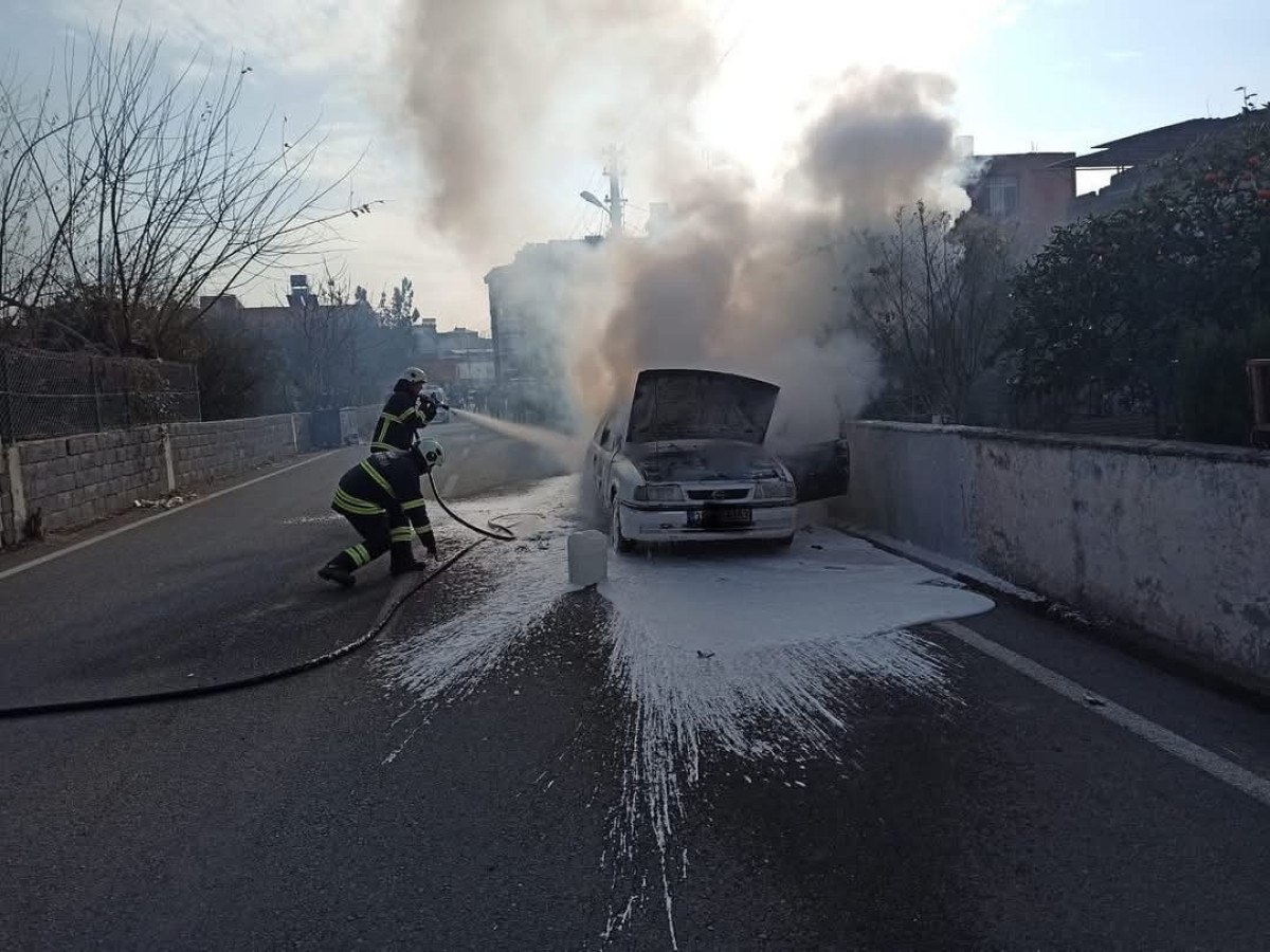 hatayda seyir halindeki otomobilden alevler yukseldi 1 uzMniBMJ