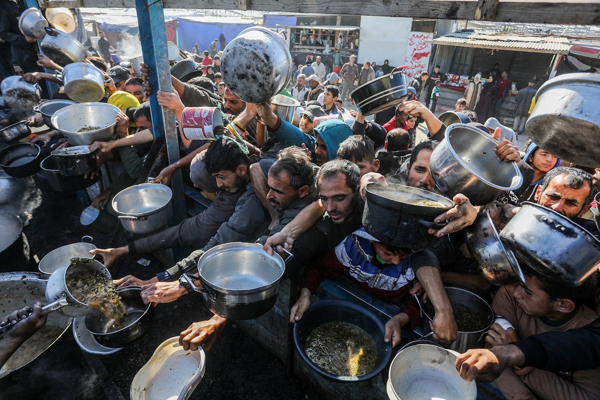 israil saldirilari ve ambargosu altindaki gazzede aclik ve susuzluk krizi yasaniyor 5