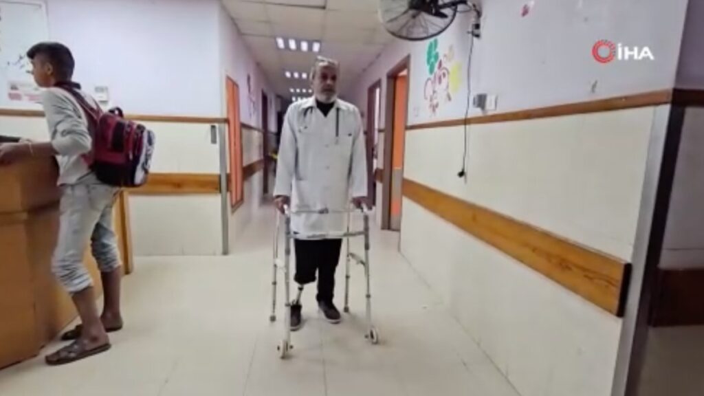 İsrail saldırılarında bacağını kaybeden doktor hastahanede çalışmayı sürdürüyor 10 israil saldirilarinda bacagini kaybeden doktor hastahanede calismayi surduruyor jPxmUNym