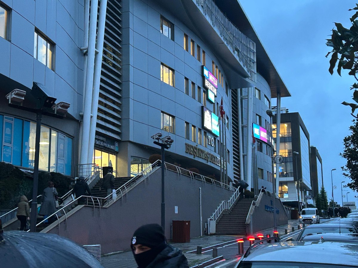 istanbul besiktas belediyesi onunde guvenlik onlemi 0 zkDqRL58