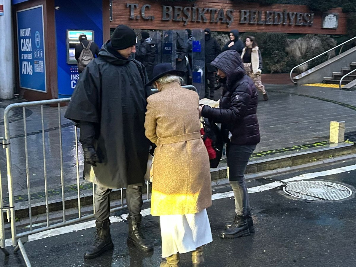 istanbul besiktas belediyesi onunde guvenlik onlemi 1 4kp3TU6y