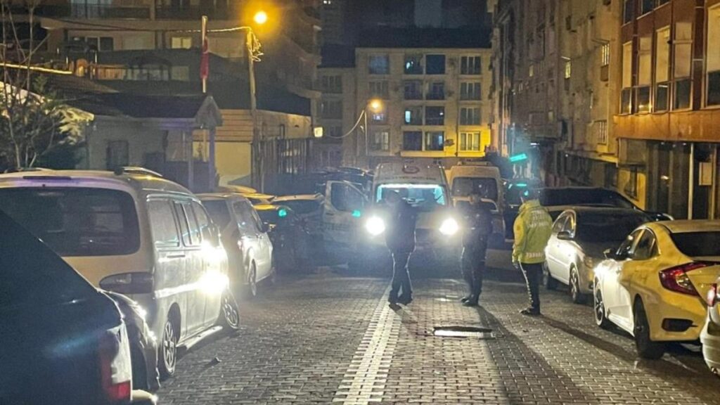 İstanbul Esenyurt'ta seyir halindeki araca silahlı saldırı 1 istanbul esenyurtta seyir halindeki araca silahli saldiri YRDS3uim