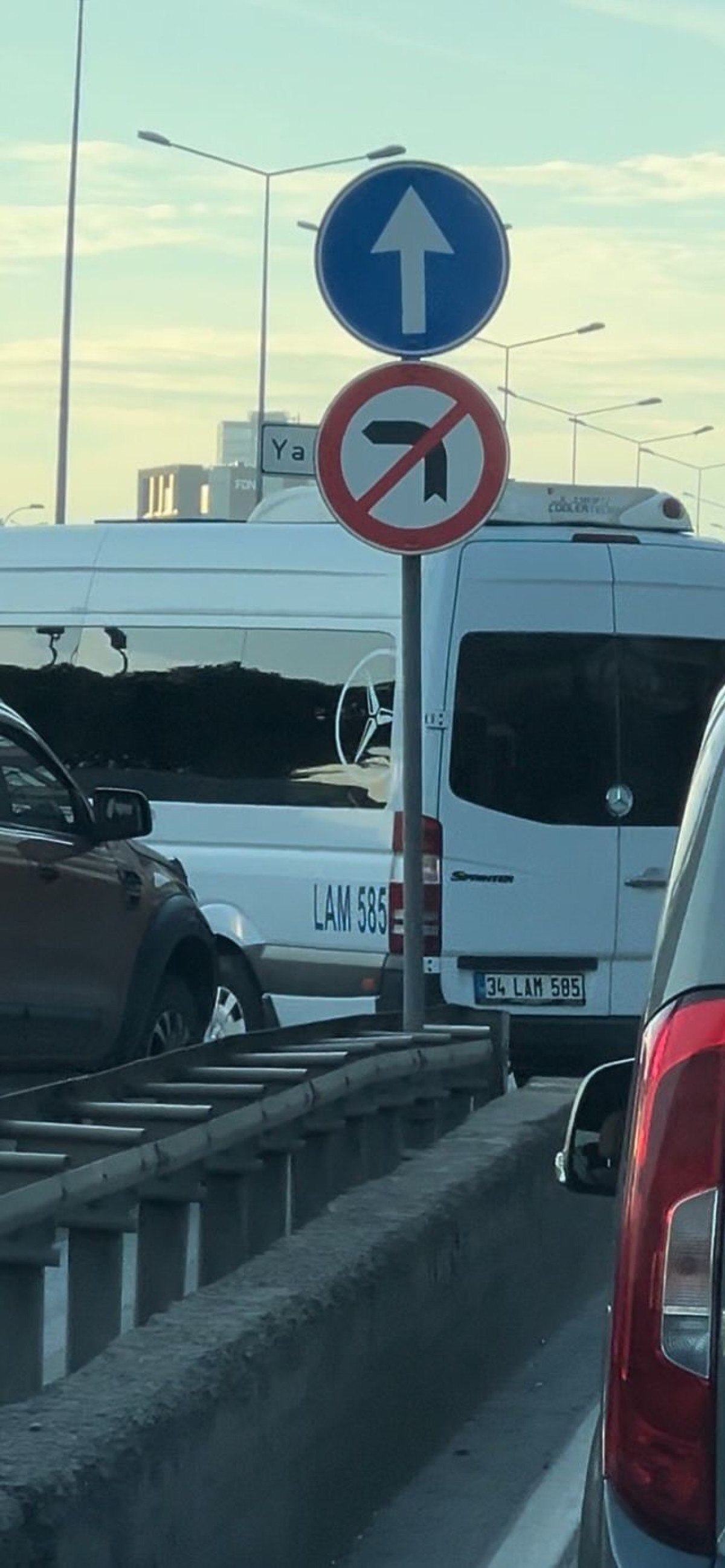 istanbul kartalda servis suruculeri trafigi tehlikeye atti 0 G3c9t7fp