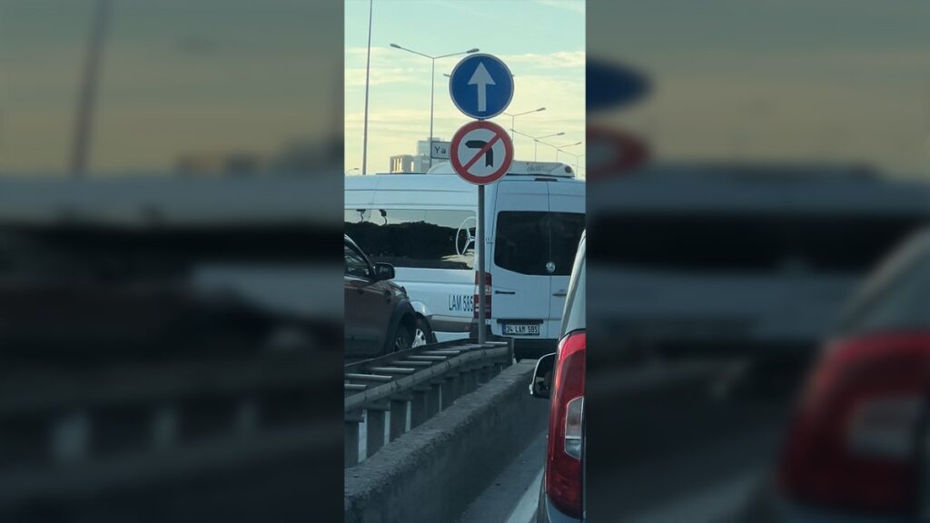 İstanbul Kartal'da servis sürücüleri trafiği tehlikeye attı 1 istanbul kartalda servis suruculeri trafigi tehlikeye atti 7CdUSOCE