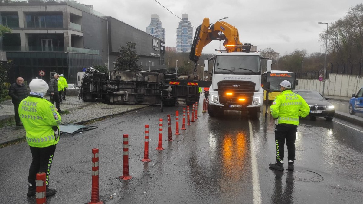 istanbulda kamyon otomobile carpti 3 yarali 0 PARhZVHy