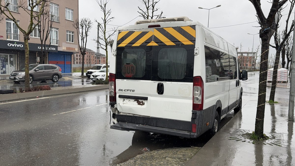 istanbulda park halindeki araca carpip surucu yerinden kactilar 0 YYR55Vky