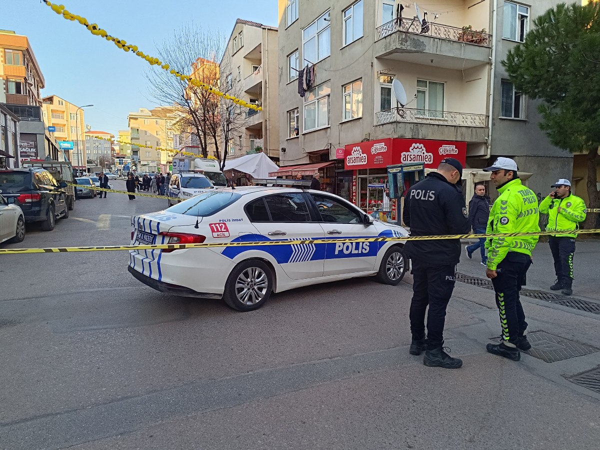 istanbulda silahi tutukluluk yapinca hem kendini hem de arkadasini vurdu 0 K2OrlB4f