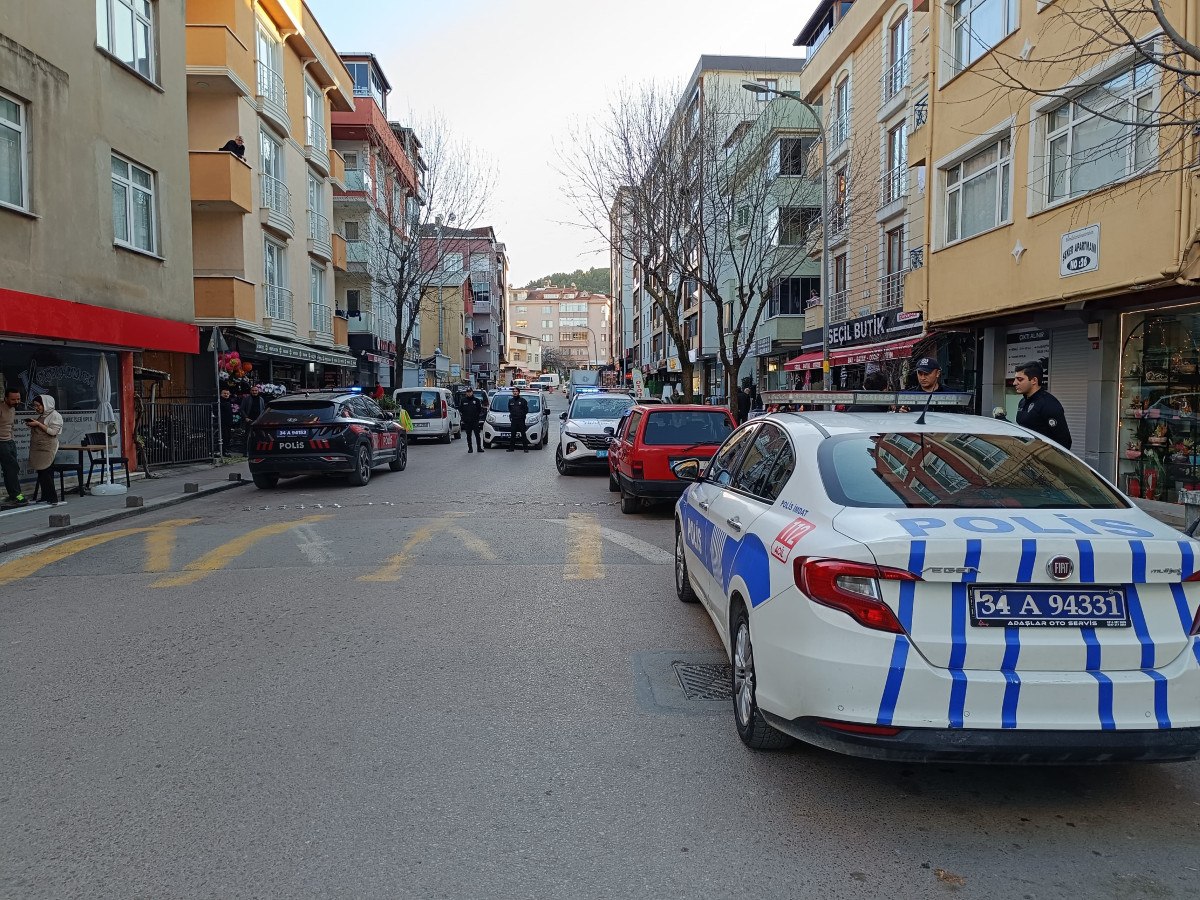 istanbulda silahi tutukluluk yapinca hem kendini hem de arkadasini vurdu 1 OZXOHTBO