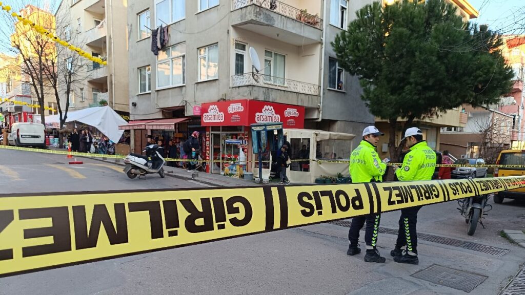 istanbulda silahi tutukluluk yapinca hem kendini hem de arkadasini vurdu A3CS5eOG