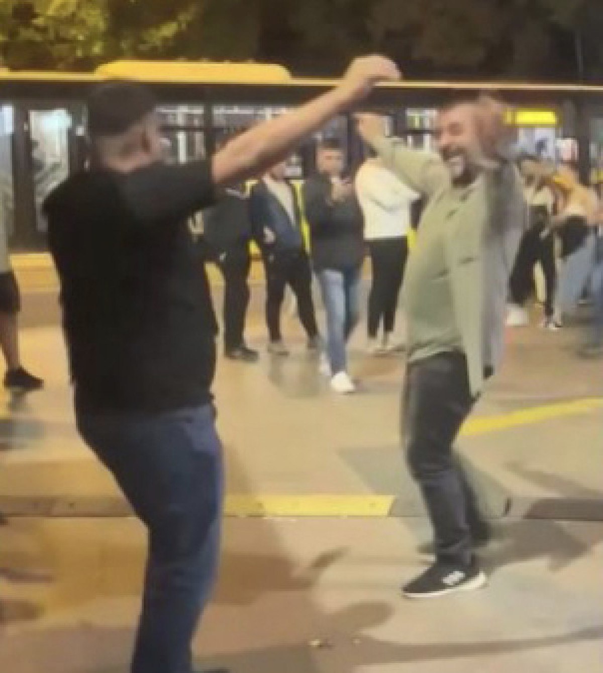 istanbulda turistlerin parasini calip oyun havasi oynadilar 0