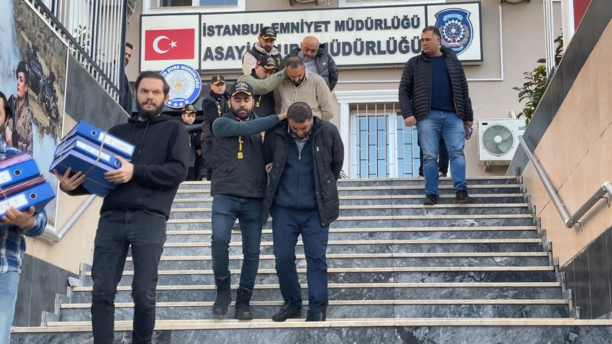istanbulda turistlerin parasini calip oyun havasi oynadilar 1 ylkrTtB5
