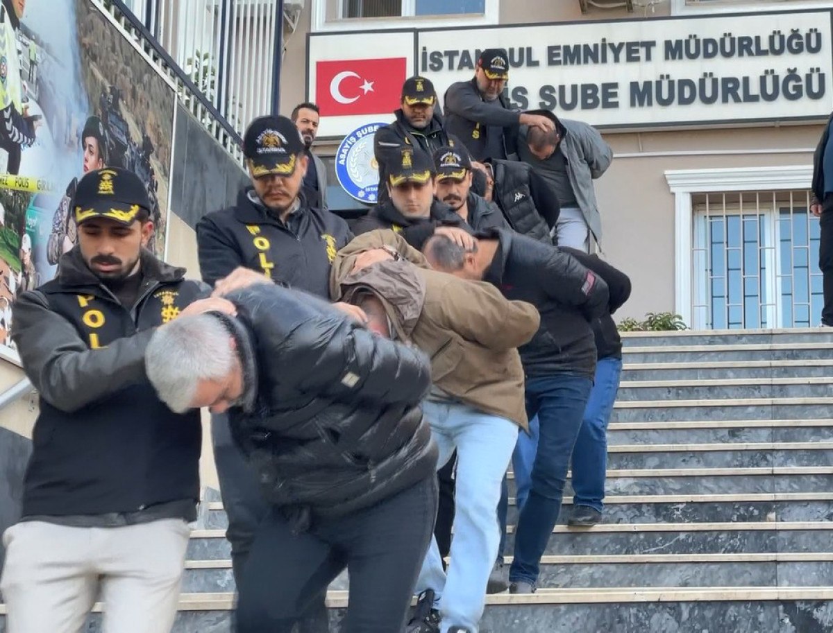 istanbulda turistlerin parasini calip oyun havasi oynadilar 2 vz9gUnzw