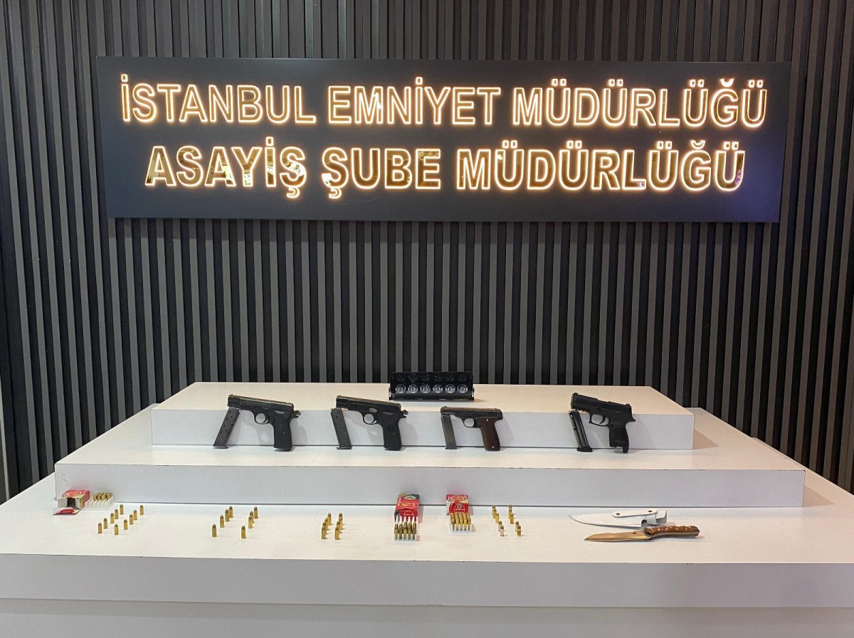 istanbulda turistlerin parasini calip oyun havasi oynadilar 3 vzvaZpg7