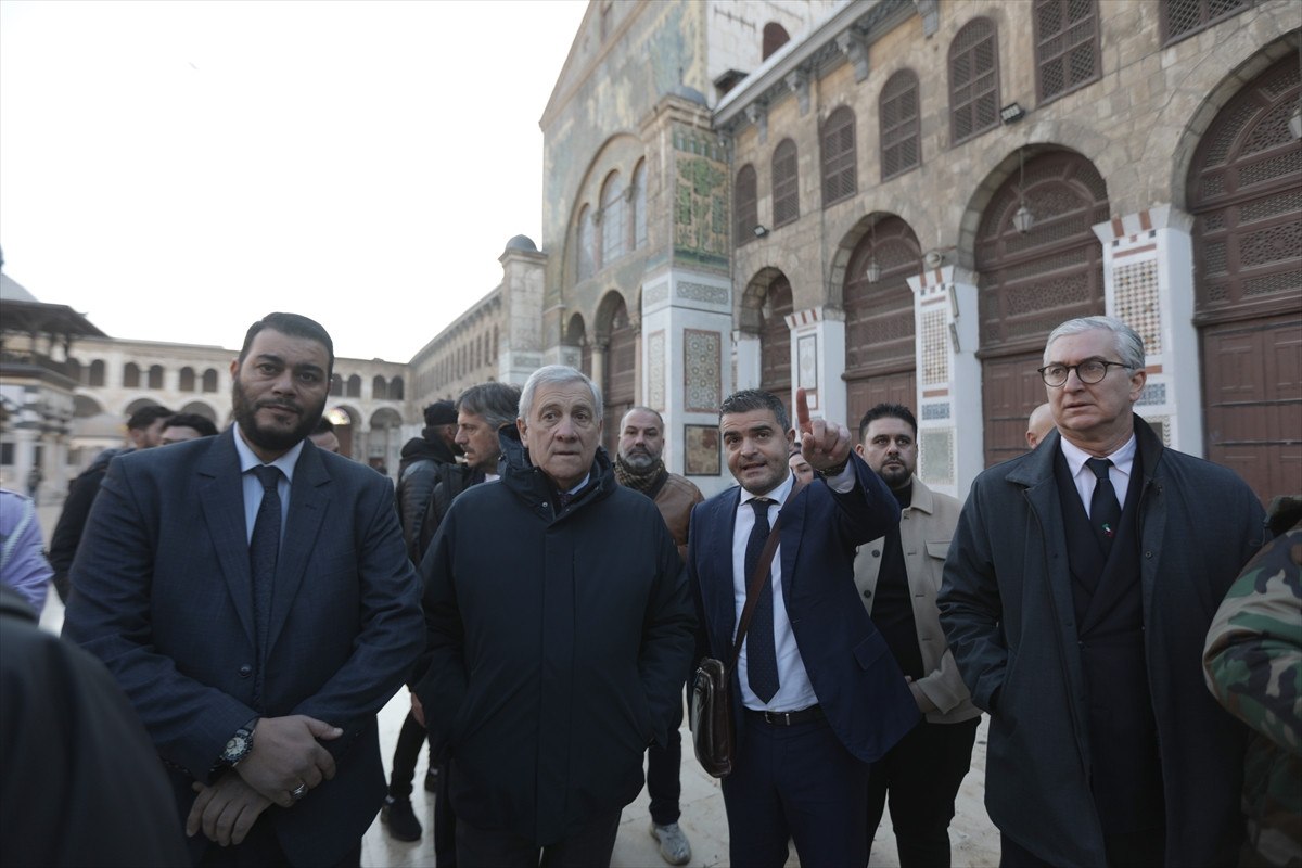 italya disisleri bakani antonio tajani emevi camiini ziyaret etti 6 lacey156