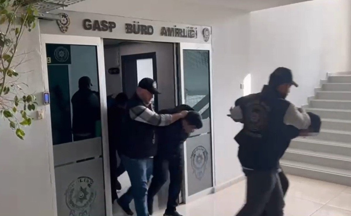 izmirde sahte polisler evlerine girdi kelepceleyip paralari gasbettiler 0 YF2zaXRv