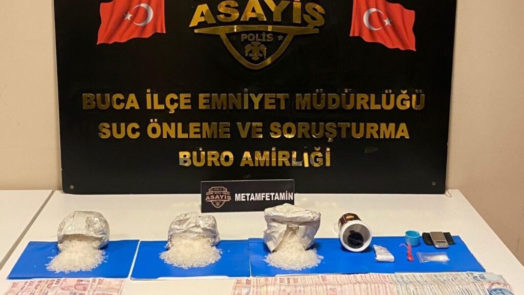 İzmir'de uyuşturucu tacirlerine baskın: 2 gözaltı 3 izmirde uyusturucu tacirlerine baskin 2 gozalti BVuJG37J