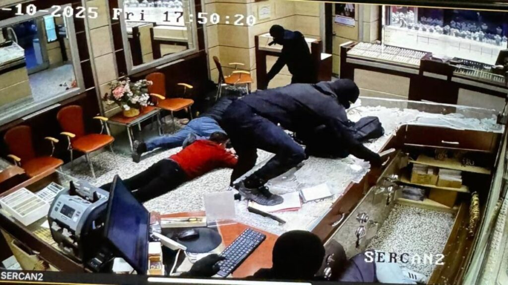 Karabük'te kuyumcu soygunu: 20 kilo altınla kaçtılar 2 karabukte kuyumcu soygunu 20 kilo altinla kactilar kOz7a8md