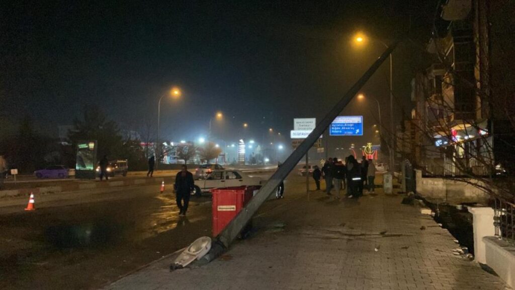 Karaman'da otomobil direğe çarptı: 2 yaralı 10 karamanda otomobil direge carpti 2 yarali aKM8KWUC