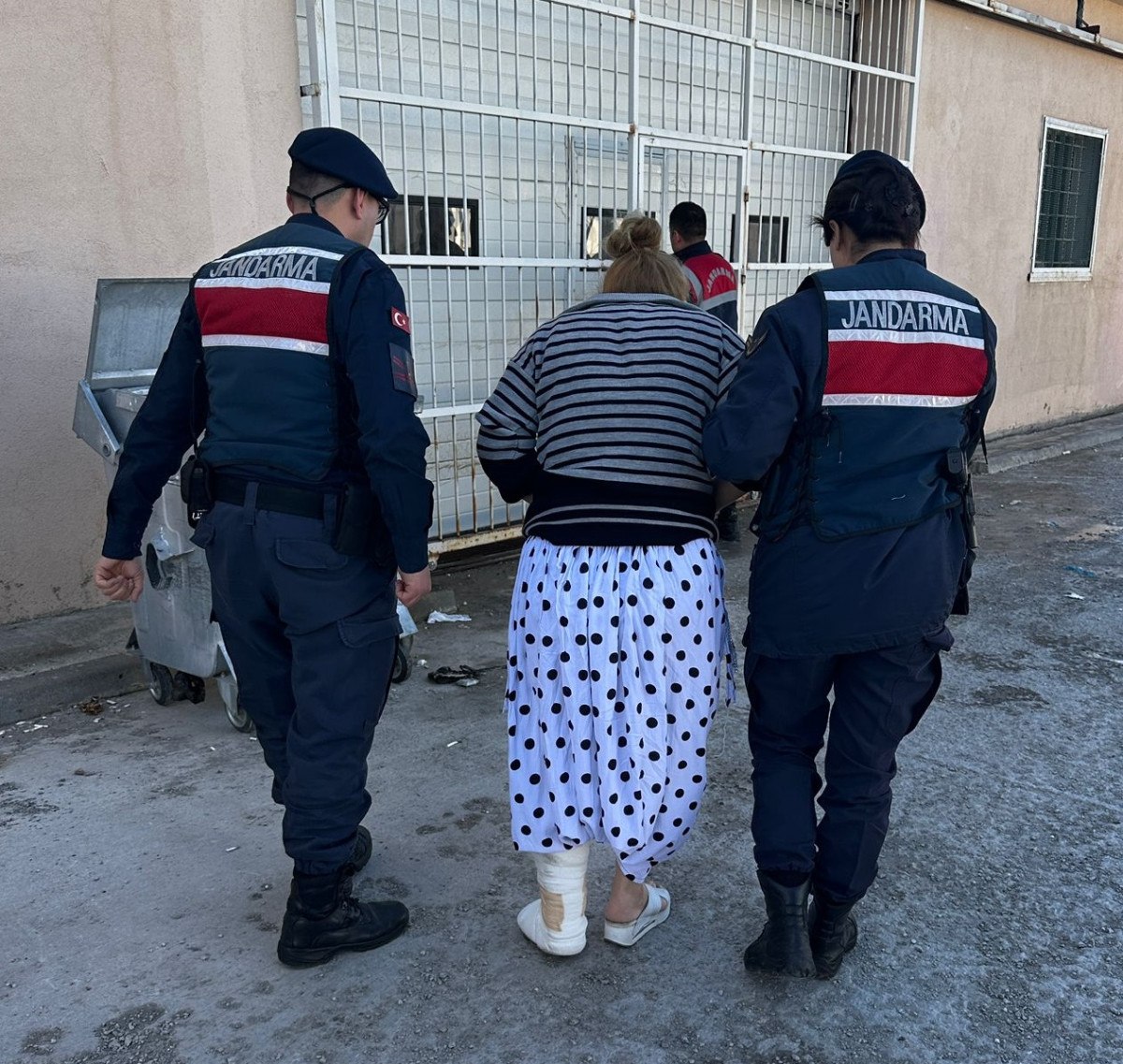 kayseride polisi gorunce kacmak icin balkondan atladi yaralandi 0 zHNDGNna