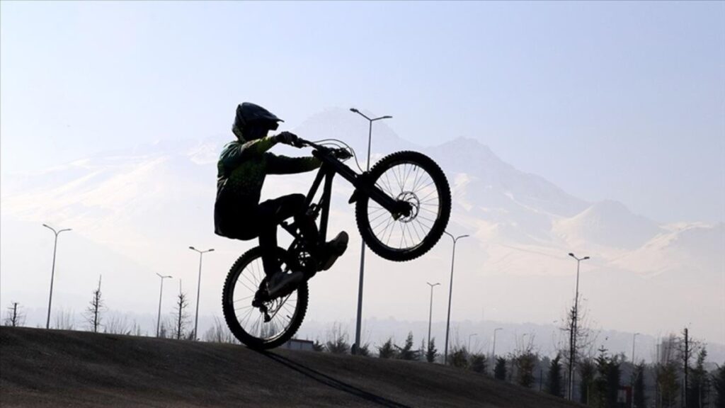 Kayserili Kadir İbiş'ten kaynakçılıktan Downhill şampiyonluğuna uzanan hikayesi 1 kayserili kadir ibisten kaynakciliktan downhill sampiyonluguna uzanan hikayesi ZLidd6LE