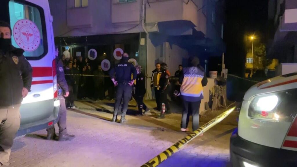 Kocaeli'de bir kişi tartıştığı karısını tüfekle vurarak öldürdü 10 kocaelide bir kisi tartistigi karisini tufekle vurarak oldurdu 4B4FTHcC