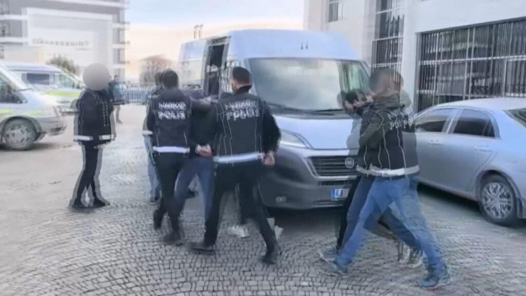Kütahya'da uyuşturucu emdirilmiş kağıtlar dini kitapların arasından çıktı 6 kutahyada uyusturucu emdirilmis kagitlar dini kitaplarin arasindan cikti saNeFUJP