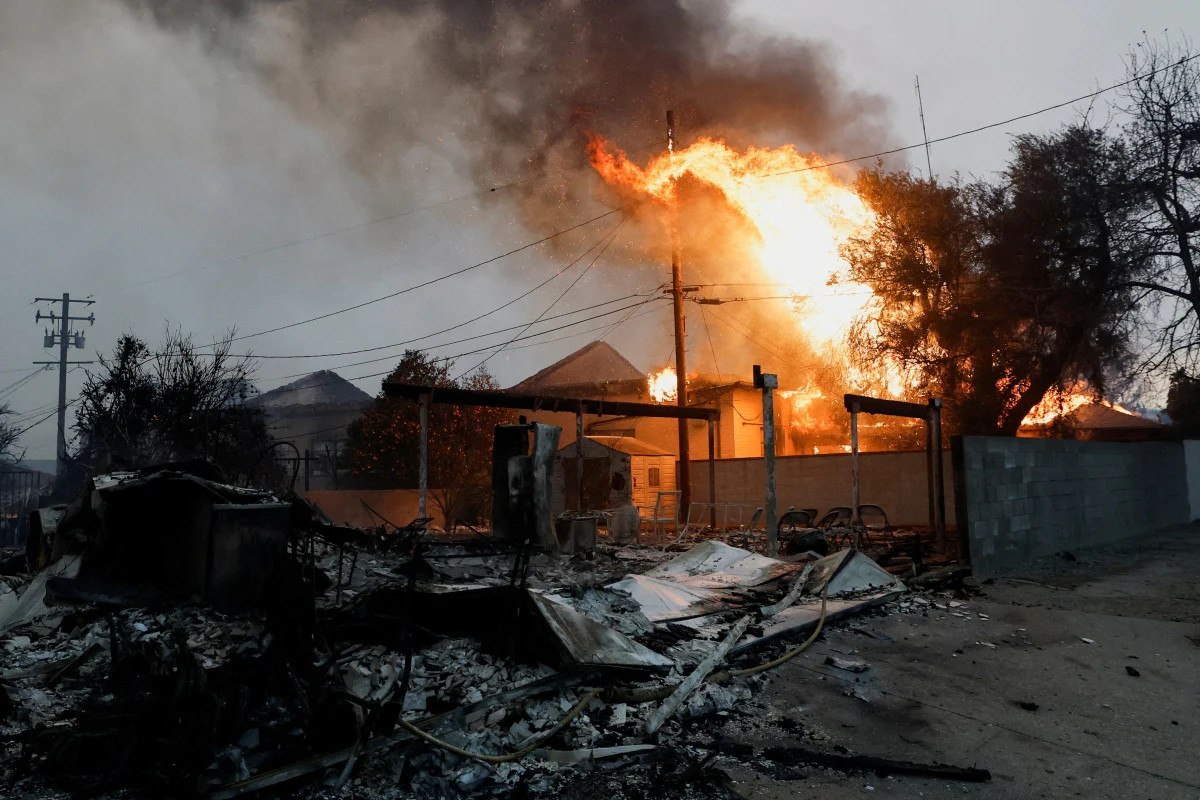 los angeles yangini suruyor 166 bin kisiye tahliye uyarisi 1 UG3UatbG